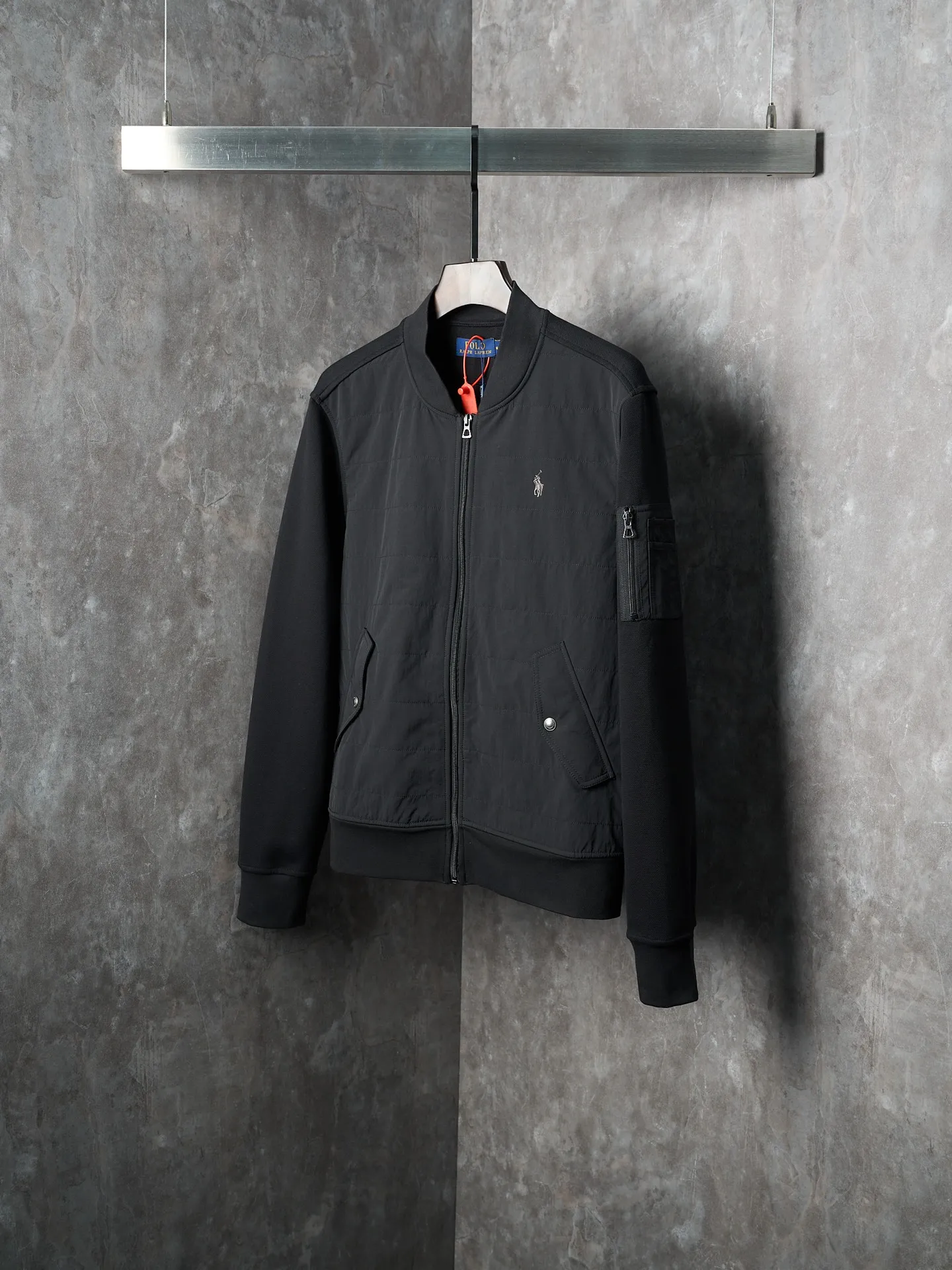 P500 Actual auction】Ralph Lauren/Ralph Lauren embroidered pony logo zipper baseball collar cotton jacket [Ready stock] S M L The hidden pocket on the left sleeve is hidden in the shape. The collar chain linkage layered design is effortlessly advanced. The golden ratio of lightness and warmth. Warm but not heavy. Heavy but not stiff. Uses imported machine embroidery technology. Uses advanced computer control systems and precision mechanical components to realize the iconic pony embroidery operation. High precision. The lines are smooth and delicate. Needle and shuttle splicing technology can make full use of the respective advantages of knitted fabrics and woven fabrics. By choosing the appropriate sewing process and stitches, the splicing parts can be ensured to be strong and beautiful. Template machine bag opening. The preset template guides the position, shape and size of the bag opening. The accuracy ensures the quality of the bag opening effect and the loose version.
